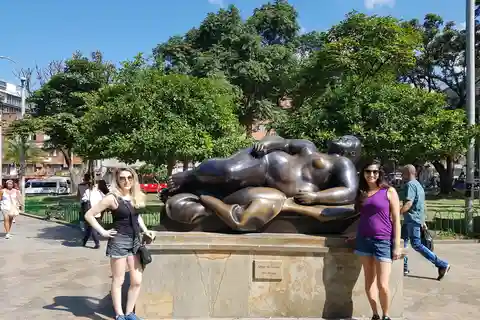 Medellín: Comuna 13, Cable Cars and Botero Statues Tour