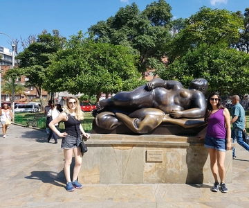 Medellín: Comuna 13, Cable Cars and Botero Statues Tour