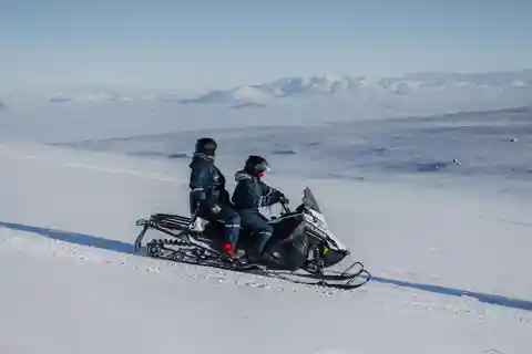 Vom Gullfoss aus: Langjökull Gletscher Snowmobile Tour