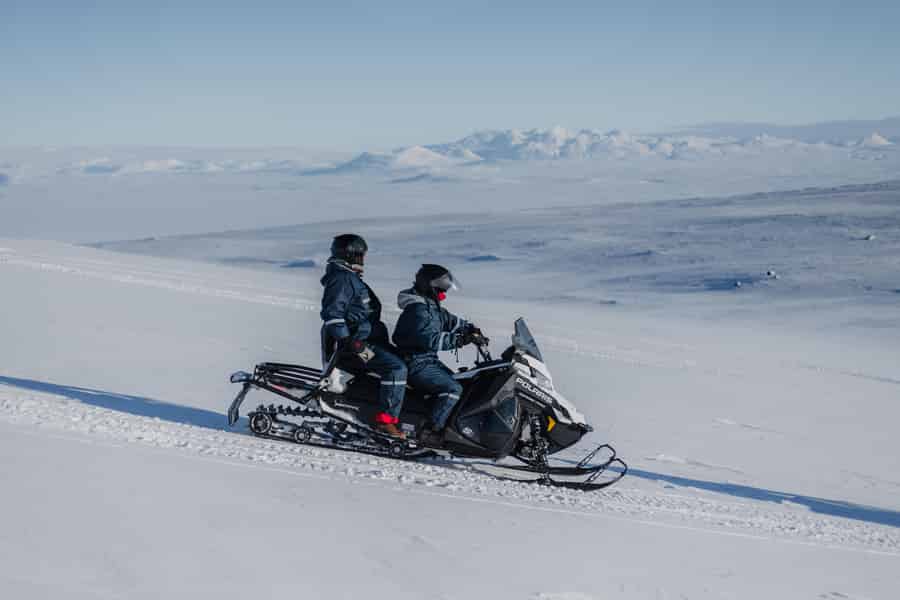 Vom Gullfoss aus: Langjökull Gletscher Snowmobile Tour. Foto: GetYourGuide