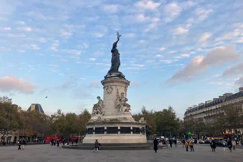 Paris: Le Marais District Guided Walking Tour with Tastings