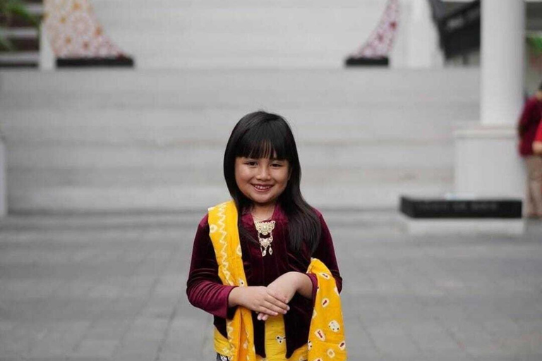 Yogyakarta: wypożyczalnia strojów jawajskich i sesja zdjęciowaTradycyjny strój jawajski