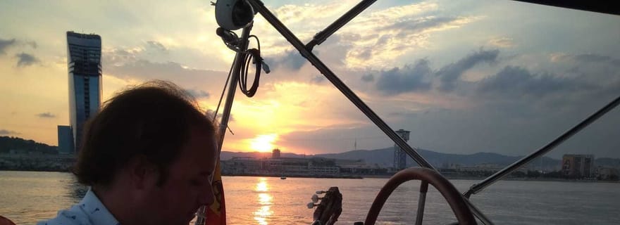 Barcelone : Voile au coucher du soleil avec musique de guitare et tapas