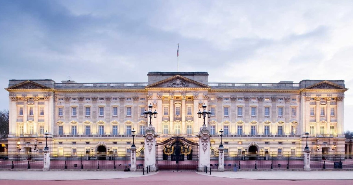 London Royal Walking Tour with Buckingham Palace Visit GetYourGuide