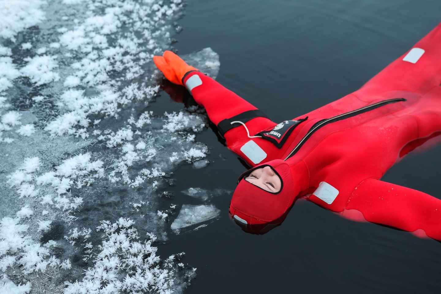 Rovaniemi: Arctic Ice Floating Experience
