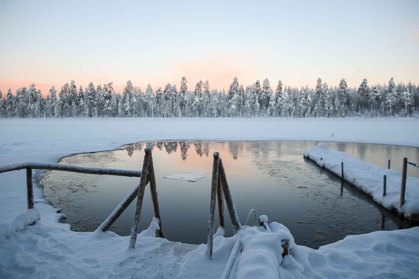 Rovaniemi: Arctic Ice Floating Experience