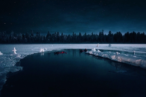 Z Rovaniemi: lód pływający pod zorzą polarną
