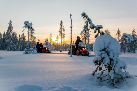 Rovaniemi: 5 h con moto de nieve y pesca en hieloAventura de 5 horas en motonieve y pesca en hielo - Temporada de invierno