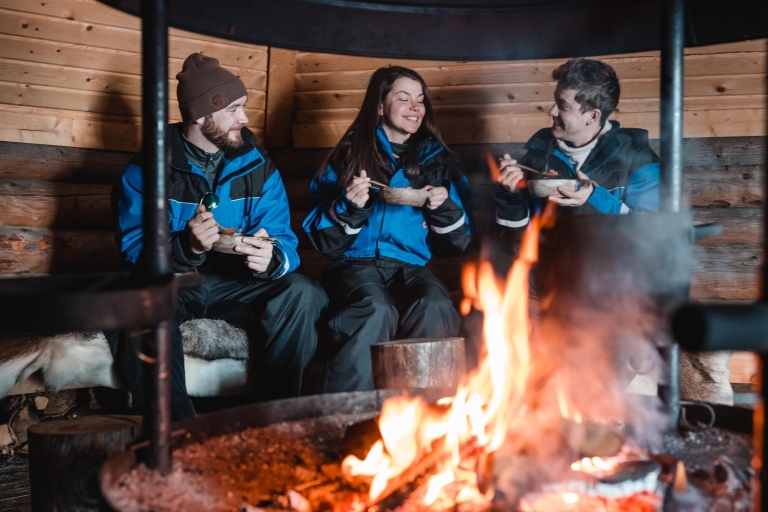 Rovaniemi: 5 h con moto de nieve y pesca en hieloAventura de 5 horas en motonieve y pesca en hielo - Temporada de invierno