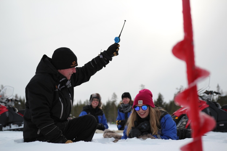 Laponia: 5-godzinna przygoda na skuterach śnieżnych i połowach na lodzie5-godzinna przygoda na skuterze śnieżnym i wędkowanie pod lodem – sezon zimowy