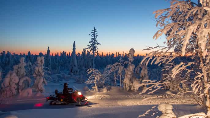 rovaniemi safari en motoneige et évasion en soirée autour dun feu de camp
