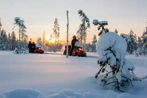 Rovaniemi: Snowmobile Safari to a Reindeer Farm