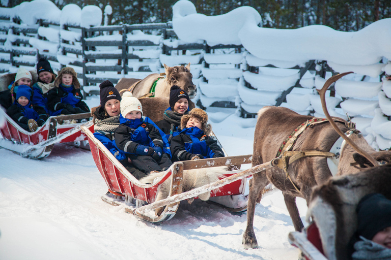 Dorp van de Kerstman en sneeuwscooter naar rendierboerderij