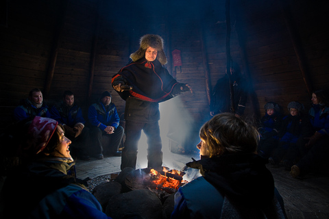 Rovaniemi: Tomtebyn och snöskoteråkning till renfarmRovaniemi: Besök Tomtens by och åk snöskoter till renfarm