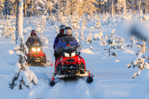 Rovaniemi: Tomtebyn och snöskoteråkning till renfarmRovaniemi: Besök Tomtens by och åk snöskoter till renfarm