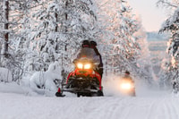 Besuch in Santa's Village und Snowmobiling auf der Rentier Farm - Hizvo
