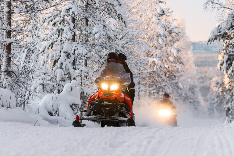 Dorp van de Kerstman en sneeuwscooter naar rendierboerderij