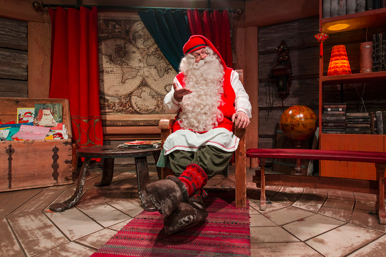 Dorp van de Kerstman en sneeuwscooter naar rendierboerderij