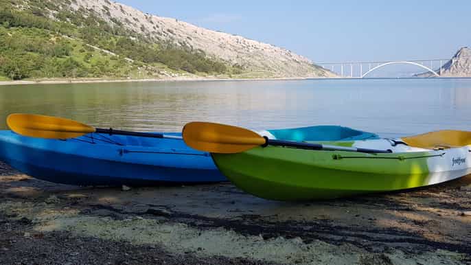 desde krk recorrido en kayak por el puente de krk y el islote de san marcos