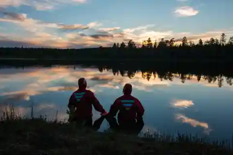 Rovaniemi: Experiência de flutuação do sol da meia-noite de verão
