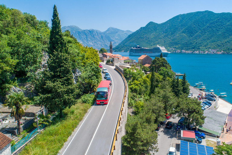Kotor: tour turístico en autobús con paradas libres y tour a pieKotor: autobús turístico con paradas libres y recorrido a pie
