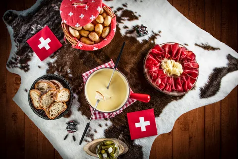 Ginevra: Tour della città e corso di cucina sulla fonduta, folklore svizzero