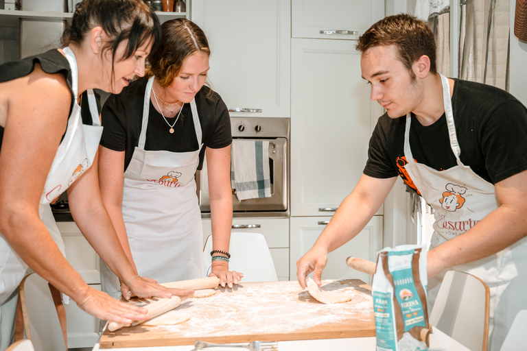 Nápoles: clase privada de preparación de pasta en la casa de un local