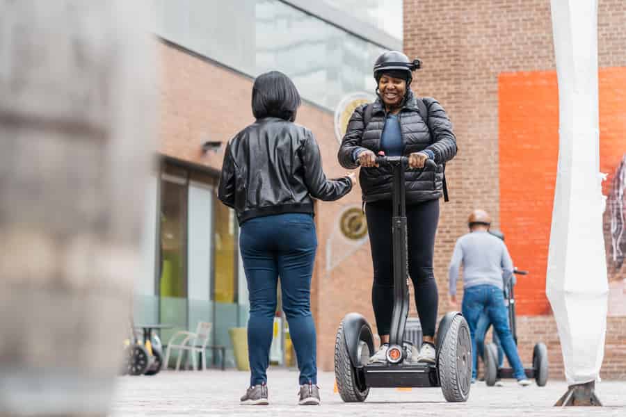 Toronto: Kurze Distillery District Segway-Tour. Foto: GetYourGuide