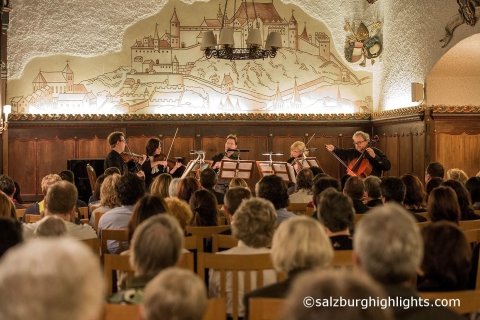 Salzburgo: barco, cena y concierto en una fortalezaSalzburgo: barco, cena y entradas VIP concierto fortaleza