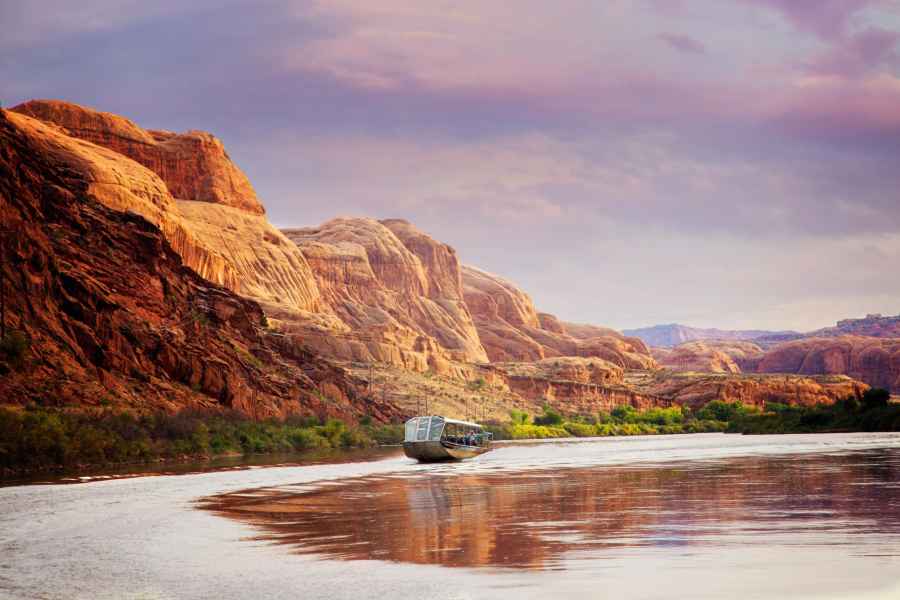 Moab: Colorado River Sunset Boat Tour mit optionalem Abendessen. Foto: GetYourGuide