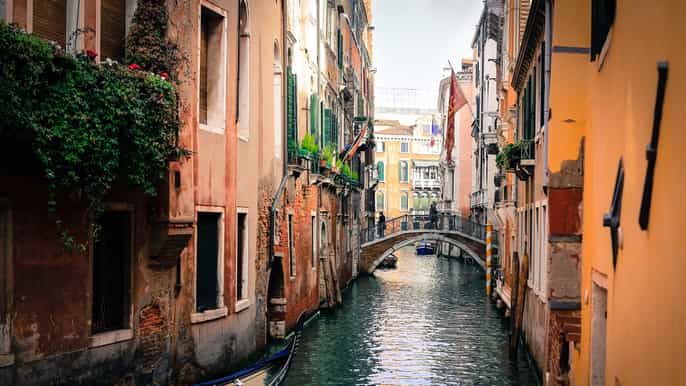 venice private gondola ride for up to 6 people
