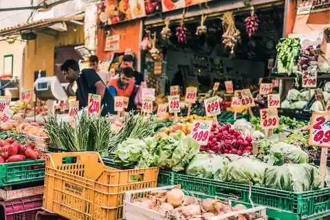 Taormina: mercato, lezione di cucina e pasto a casa di un locale