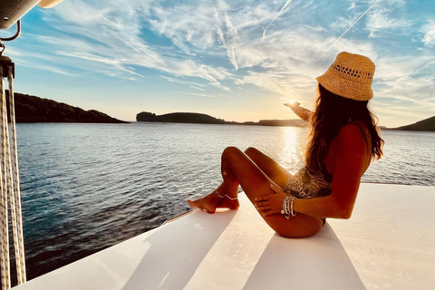 Porto Conte: Half-day catamaran tour with aperitif