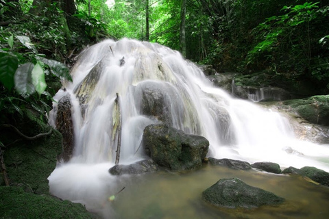 Krabi: Rafting in acque bianche, cascata e tempio delle scimmieKrabi: rafting sulle rapide, cascata e tempio delle scimmie