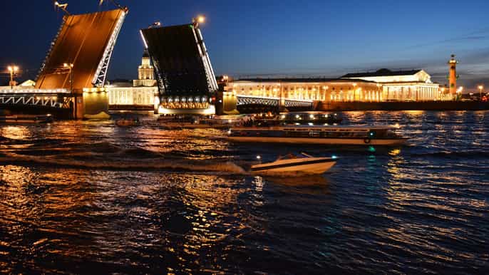 st petersburg bridges opening at night boat tour