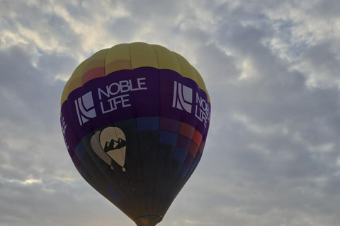 Przejażdżka balonem Noble Life Sunrise nad pustynią w Dubaju