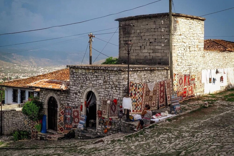 Desde Tirana: Visita de un día a la ciudad de Berat, UNESCO, y al lago BelshiCiudad de Berat UNESCO y Lago Belshi: Excursión de un día desde Tirana