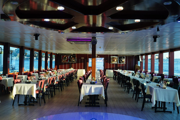 Istanbul: Bosporus Dinner Cruise met Hotel Transfers