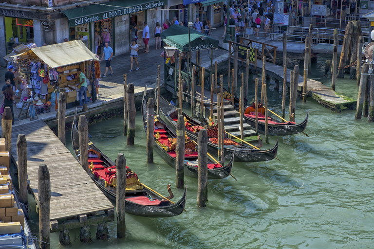 Veneza: Passeio privativo de gôndola fora dos roteiros habituaisPasseio Privado de Gôndola de 30 Minutos