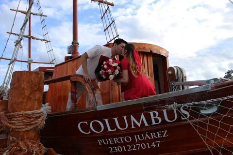 Cancun: Cena romantica su un galeone con musica sax e bevande