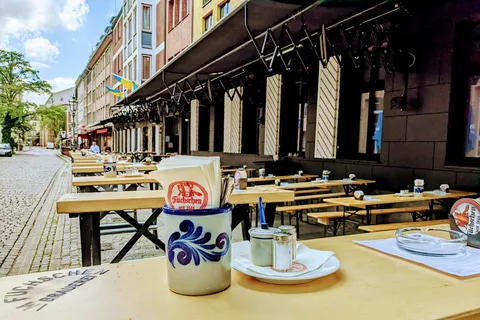 Düsseldorf walk: The Old Town and a charming market square