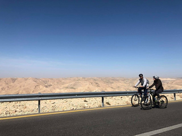 Madaba: Fietstocht met gids van Nebo naar Mukawer