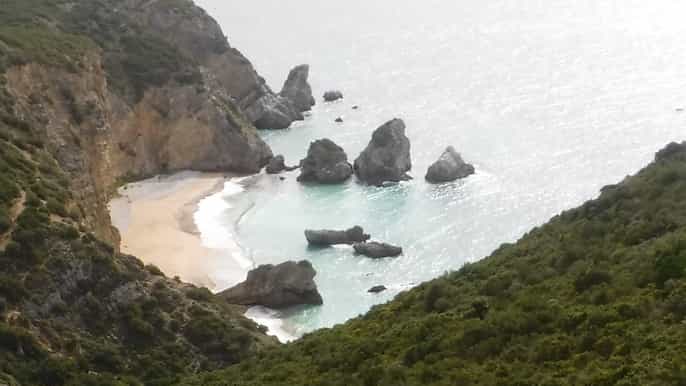 sesimbra tour en barco por las playas y cuevas de ribeira do cavalo
