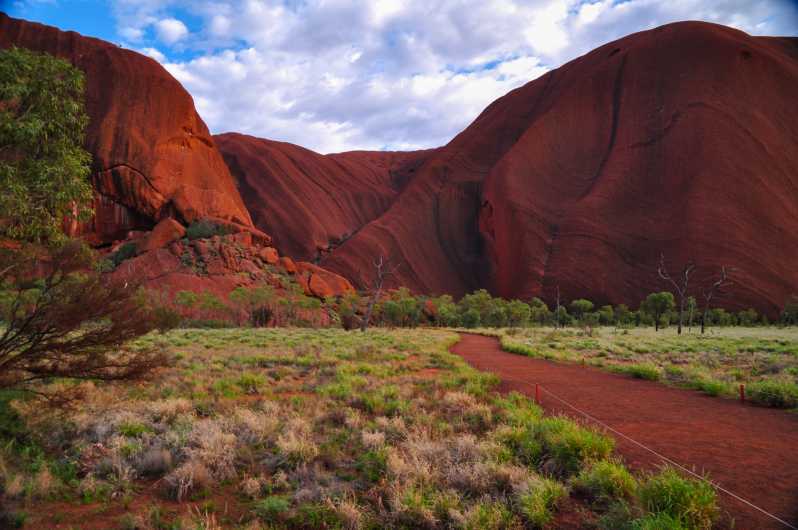 Uluru: tour dei luoghi sacri, cena e spumante al tramonto