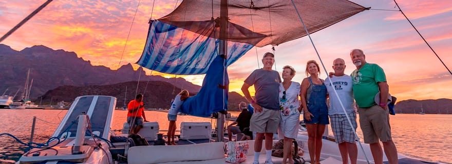 Depuis Loreto : croisière en catamaran au coucher du soleil avec apéritifs et open bar