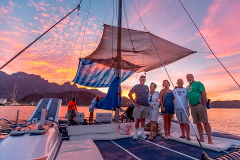 Au départ de Loreto : Amuse-gueules au coucher du soleil et croisière en catamaran avec open bar
