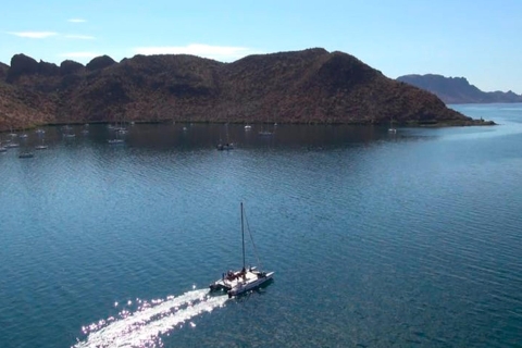 Au départ de Loreto : Amuse-gueules au coucher du soleil et croisière en catamaran avec open bar