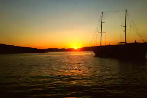 Malta: Gita privata in barca al tramonto a Comino e alla Laguna Blu