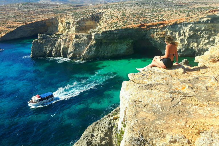 Malta: Passeio de barco privado ao pôr do sol para Comino e Lagoa Azul