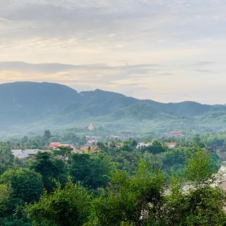 Luang Prabang: Guided Tour of Mt. Phousi with Local Cuisine